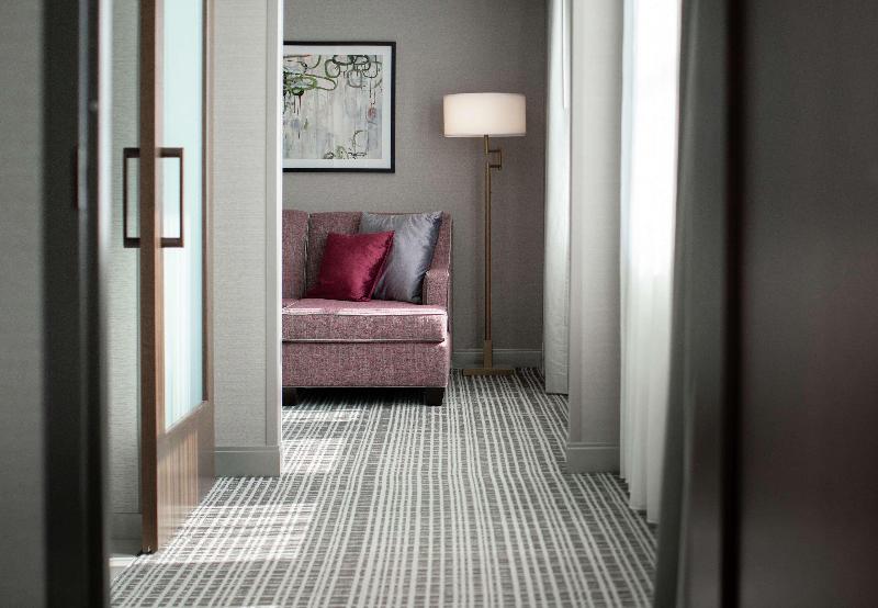 سوئیت با تخت بزرگ, The Axis Moline Hotel, Tapestry Collection By Hilton
