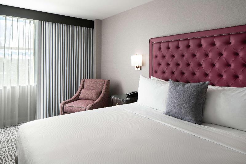 سوئیت با تخت بزرگ, The Axis Moline Hotel, Tapestry Collection By Hilton