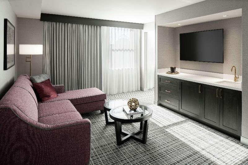 سوئیت با تخت بزرگ, The Axis Moline Hotel, Tapestry Collection By Hilton