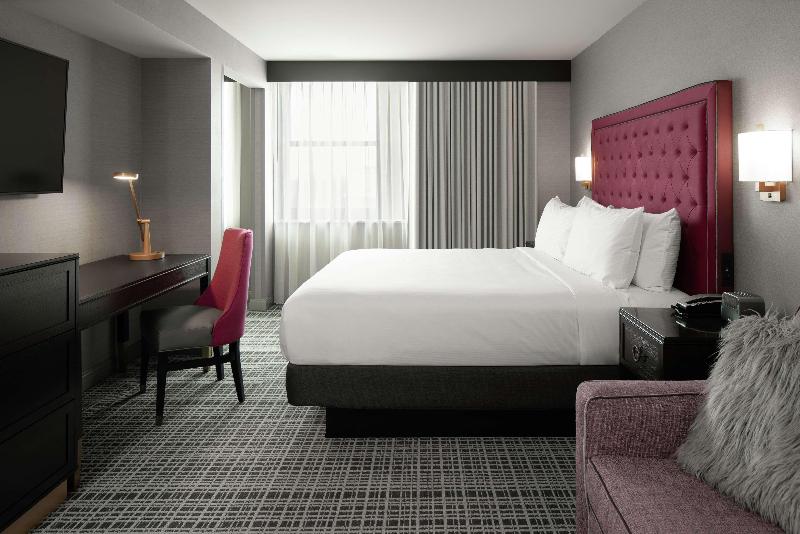 اتاق استاندارد با تخت بزرگ, The Axis Moline Hotel, Tapestry Collection By Hilton