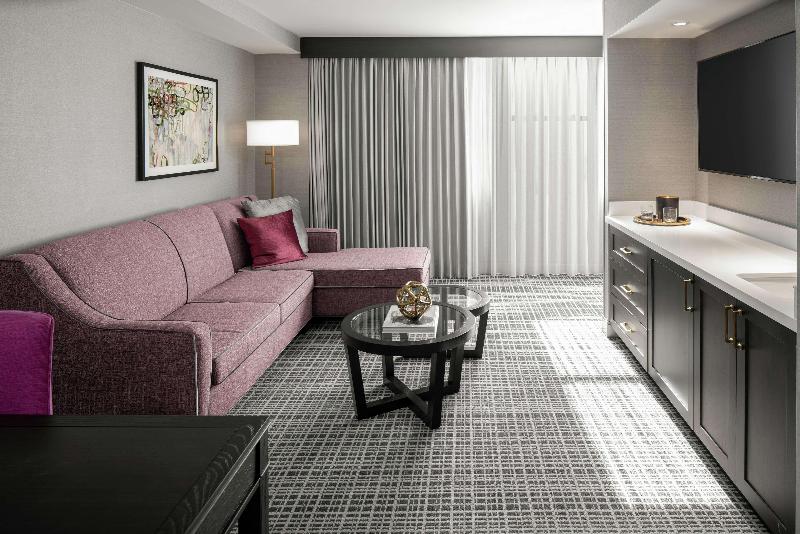 سوئیت با تخت بزرگ, The Axis Moline Hotel, Tapestry Collection By Hilton