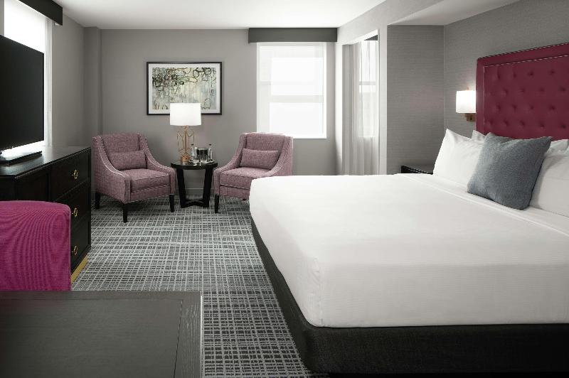 اتاق استاندارد با تخت بزرگ, The Axis Moline Hotel, Tapestry Collection By Hilton