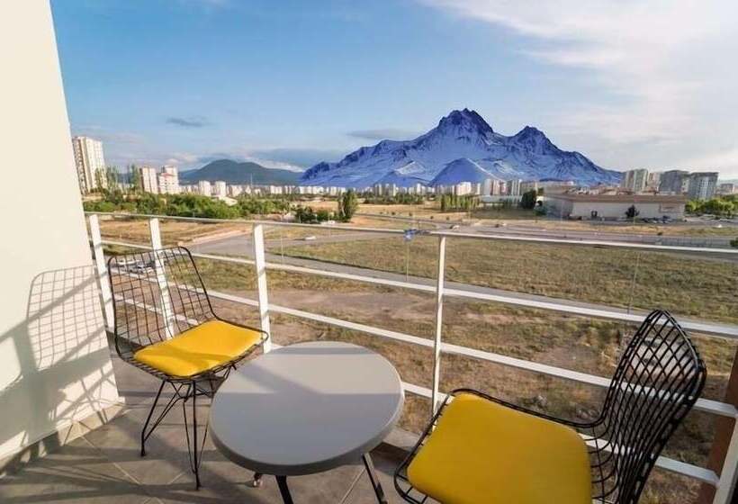 سوئیت جونیور با چشم‌انداز کوهستان, The Kayseri Loft