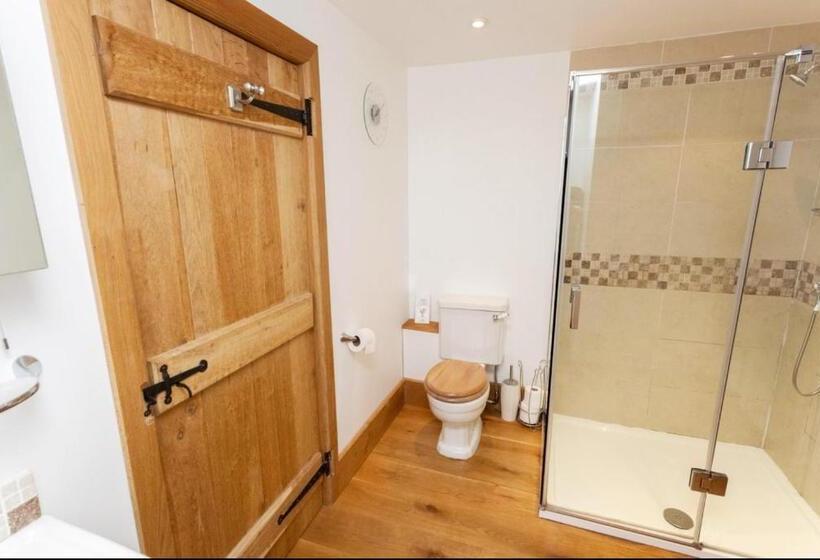 اتاق لوکس با تخت بزرگ, Hanger Down House Bed And Breakfast