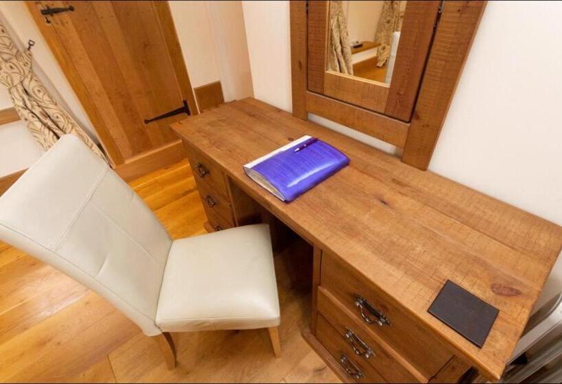 اتاق لوکس با تخت بزرگ, Hanger Down House Bed And Breakfast