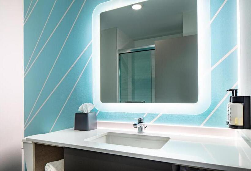 חדר סטנדרט מותאם לאדם עם מוגבלויות, Avid Hotels   Madison   Monona, An Ihg