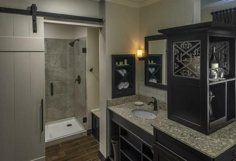 اتاق استاندارد با تخت بزرگ, Village Hotel On Biltmore Estate
