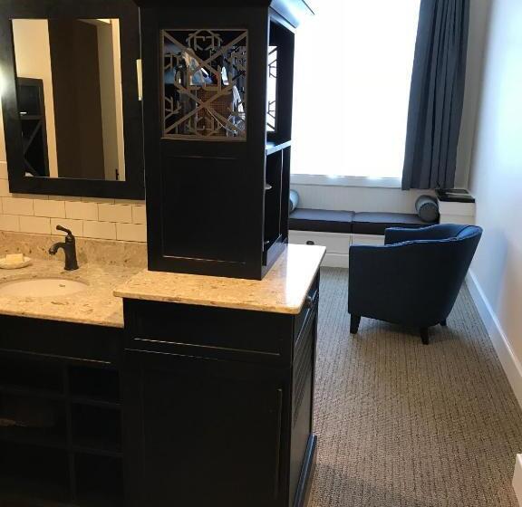 اتاق استاندارد با تخت بزرگ, Village Hotel On Biltmore Estate