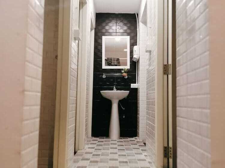 اتاق استاندارد با سرویس بهداشتی مشترک, White House Hostel