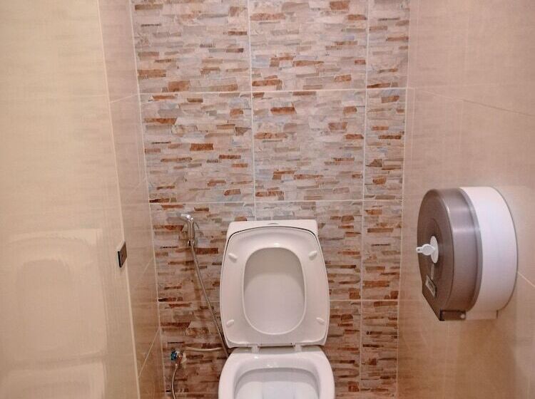 اتاق استاندارد با سرویس بهداشتی مشترک, White House Hostel