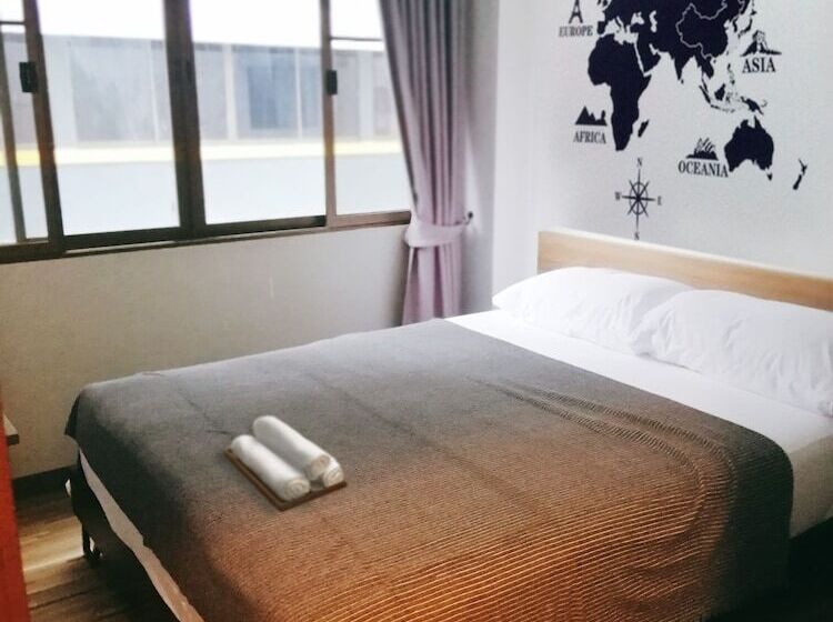 اتاق استاندارد با سرویس بهداشتی مشترک, White House Hostel