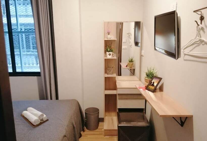 اتاق استاندارد با سرویس بهداشتی مشترک, White House Hostel