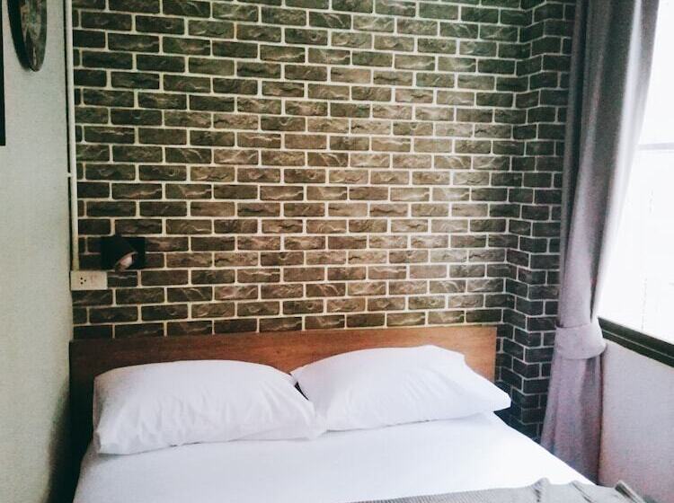 اتاق استاندارد با سرویس بهداشتی مشترک, White House Hostel
