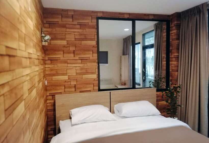 اتاق استاندارد با سرویس بهداشتی مشترک, White House Hostel