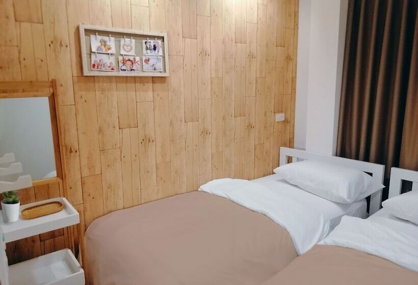 اتاق استاندارد با سرویس بهداشتی مشترک, White House Hostel