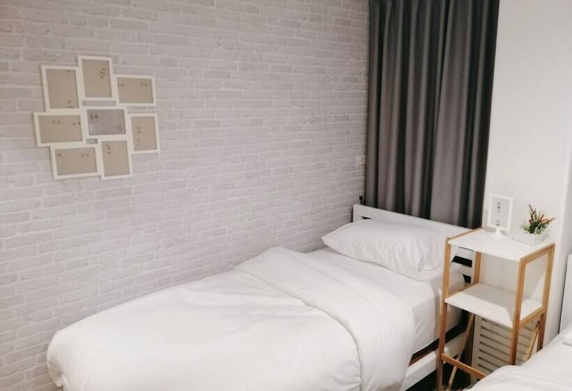 اتاق استاندارد با سرویس بهداشتی مشترک, White House Hostel