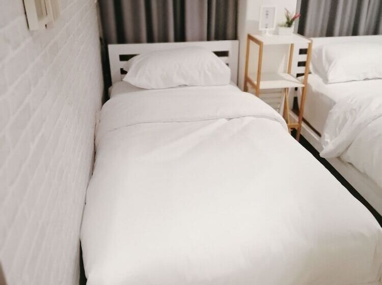 اتاق استاندارد با سرویس بهداشتی مشترک, White House Hostel