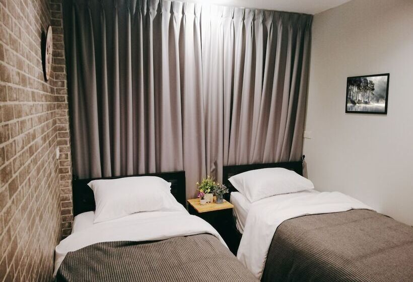 اتاق استاندارد با سرویس بهداشتی مشترک, White House Hostel