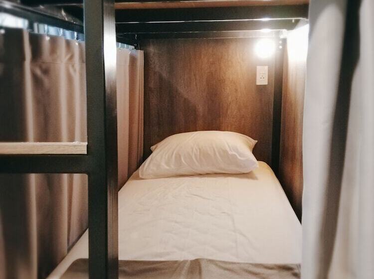اتاق استاندارد با سرویس بهداشتی مشترک, White House Hostel
