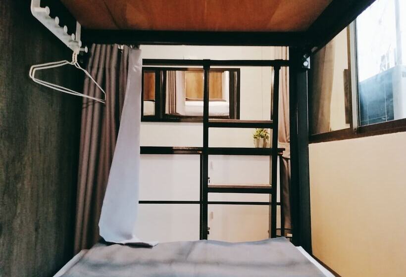 اتاق استاندارد با سرویس بهداشتی مشترک, White House Hostel