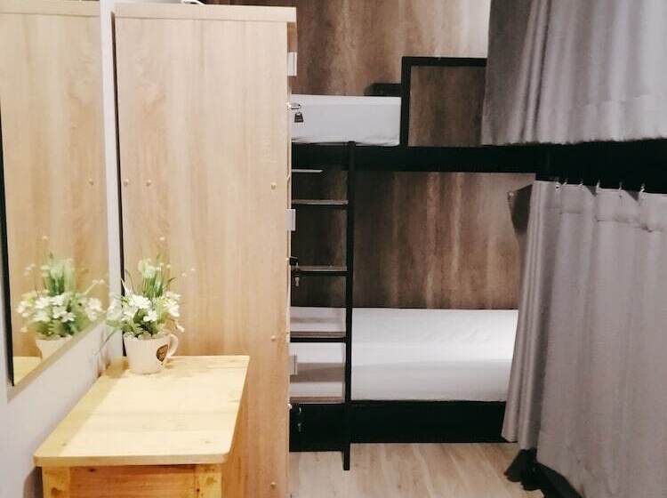 اتاق استاندارد با سرویس بهداشتی مشترک, White House Hostel