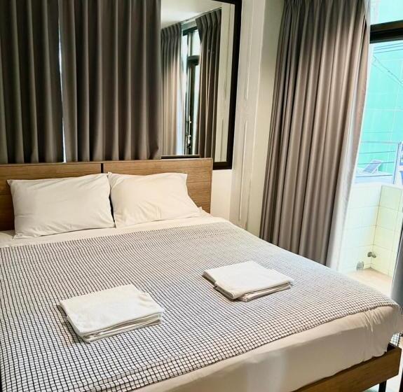 اتاق استاندارد با سرویس بهداشتی مشترک, White House Hostel