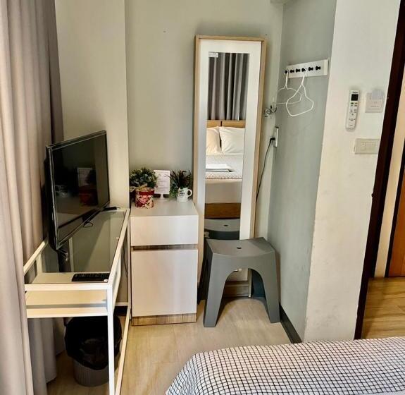 اتاق استاندارد با سرویس بهداشتی مشترک, White House Hostel