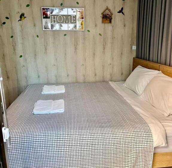 اتاق استاندارد با سرویس بهداشتی مشترک, White House Hostel