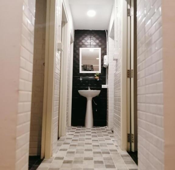 اتاق استاندارد با سرویس بهداشتی مشترک, White House Hostel