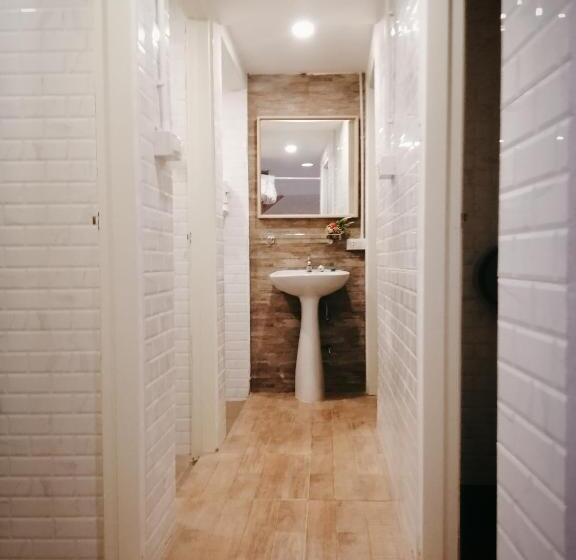 اتاق استاندارد با سرویس بهداشتی مشترک, White House Hostel