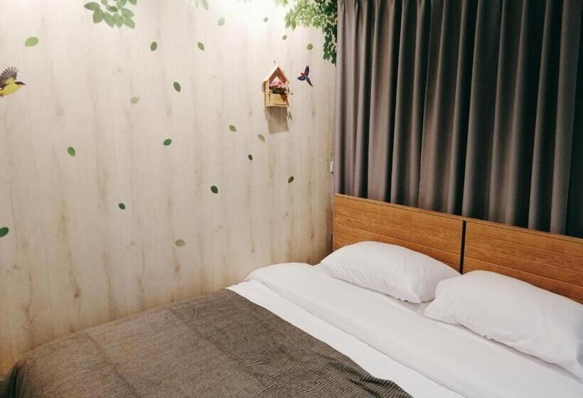 اتاق استاندارد با سرویس بهداشتی مشترک, White House Hostel