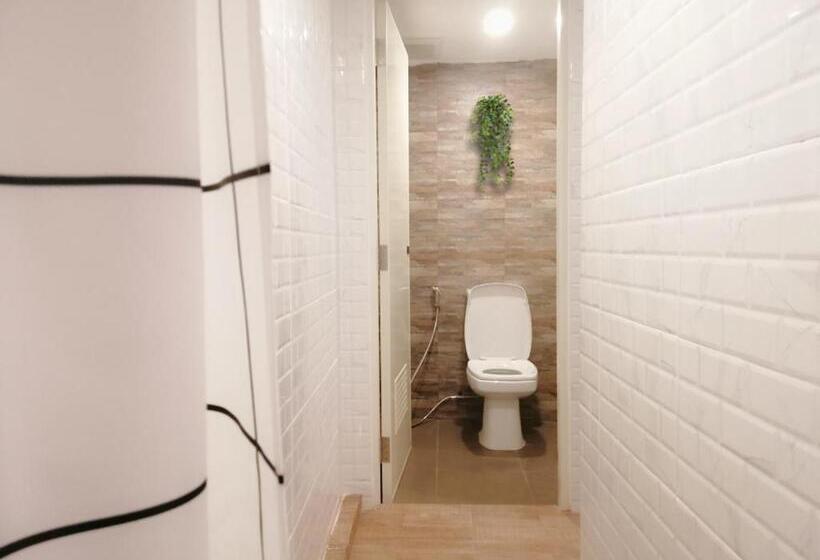 اتاق خانوادگی, White House Hostel