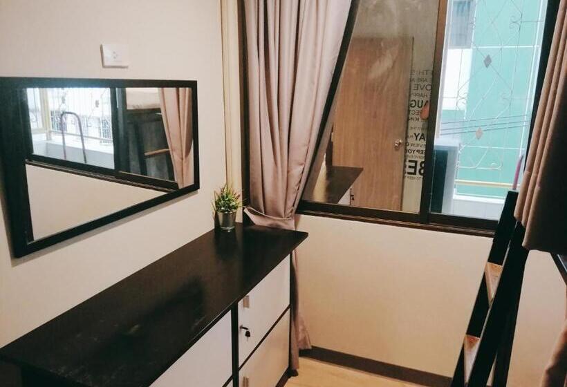 اتاق استاندارد چهارنفره با سرویس بهداشتی مشترک, White House Hostel