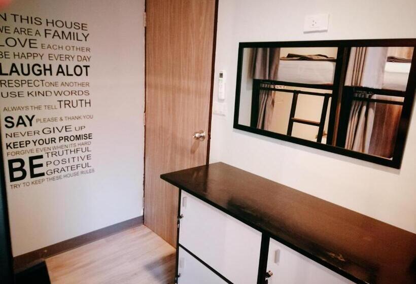 اتاق استاندارد چهارنفره با سرویس بهداشتی مشترک, White House Hostel