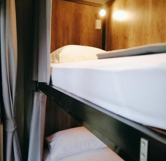 اتاق استاندارد چهارنفره با سرویس بهداشتی مشترک, White House Hostel
