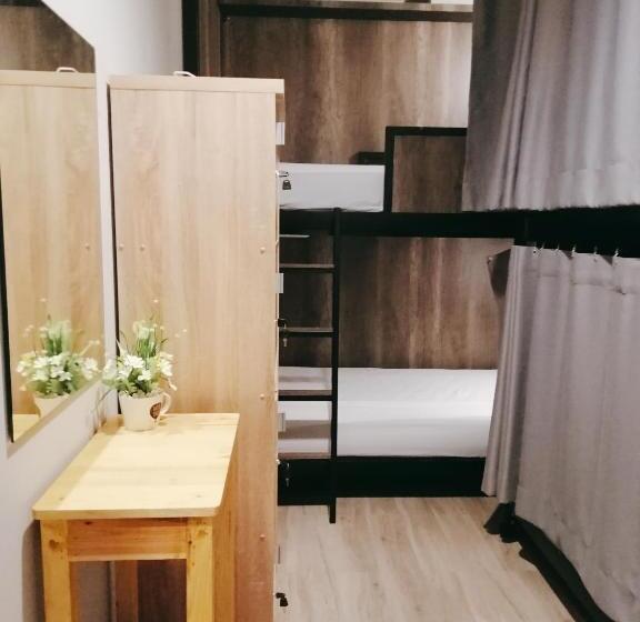 اتاق استاندارد چهارنفره با سرویس بهداشتی مشترک, White House Hostel