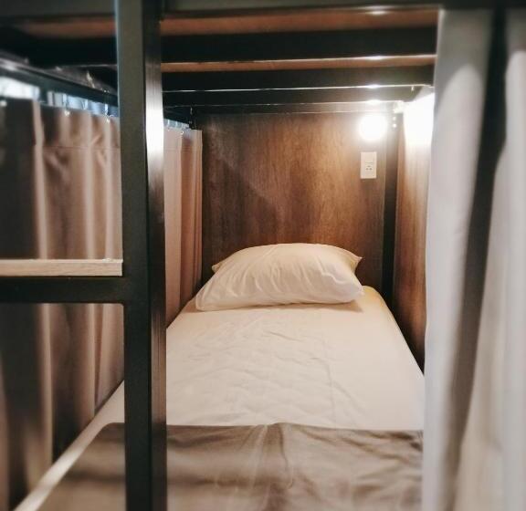 اتاق استاندارد چهارنفره با سرویس بهداشتی مشترک, White House Hostel