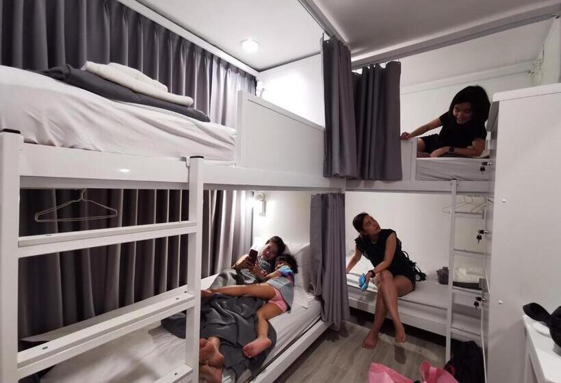 اتاق استاندارد چهارنفره با سرویس بهداشتی مشترک, White House Hostel