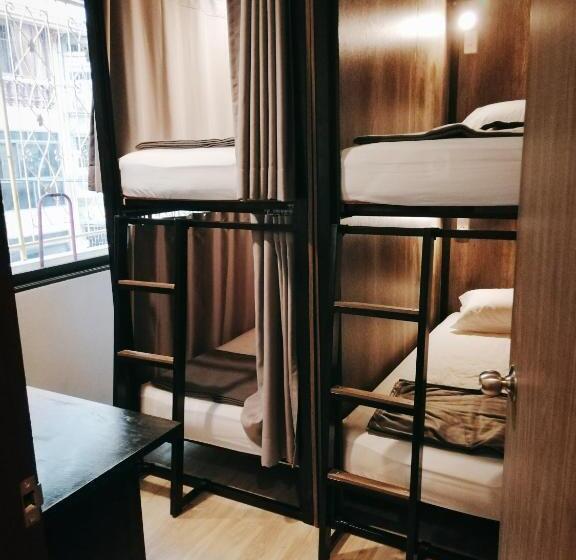 اتاق استاندارد چهارنفره با سرویس بهداشتی مشترک, White House Hostel