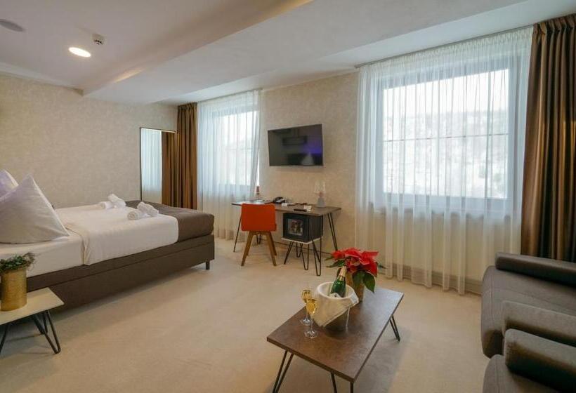 سوئیت جونیور با چشم‌انداز کوهستان, Grand Hotel Bellevue