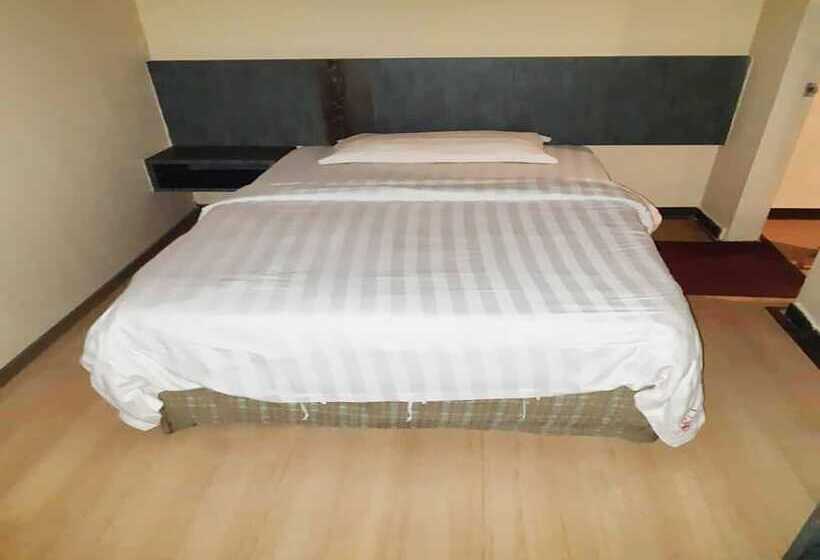 اتاق لوکس سه تخته, Esplanade By Oyo Rooms