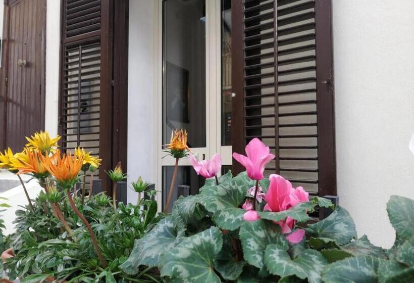 اتاق استاندارد با بالکن, Opera Boutique Rooms