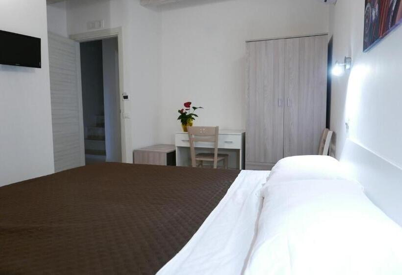 اتاق استاندارد با بالکن, Opera Boutique Rooms