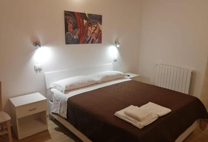اتاق استاندارد با بالکن, Opera Boutique Rooms