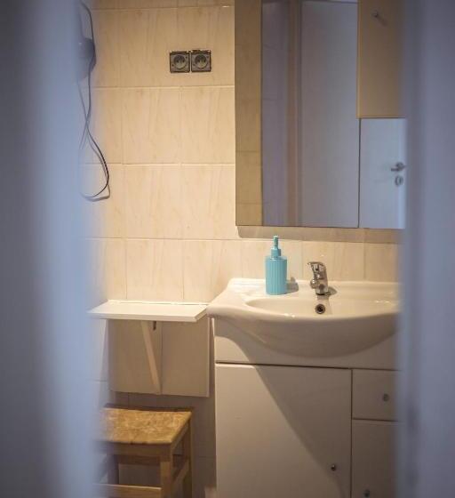 اتاق استاندارد, 4 Couples & 4 Friends Hostel