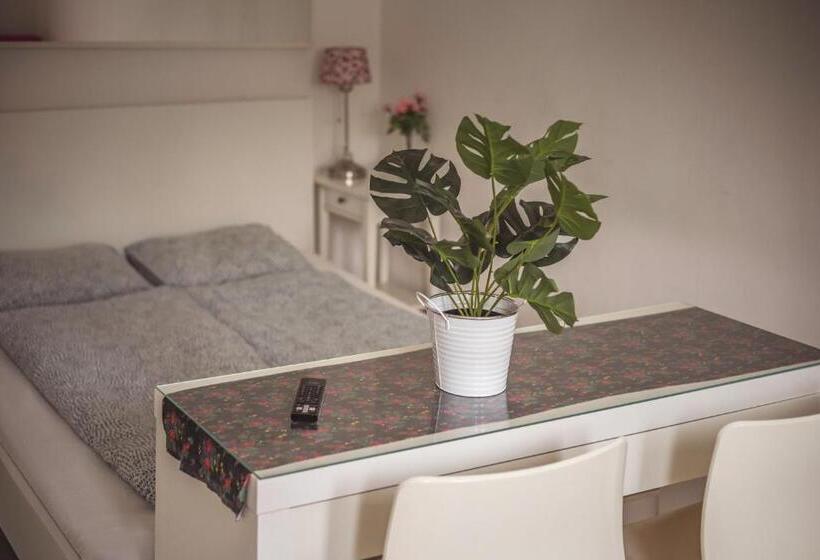 اتاق استاندارد, 4 Couples & 4 Friends Hostel