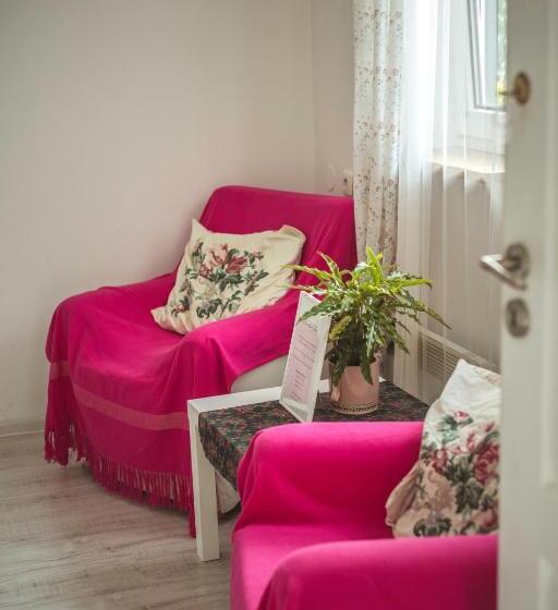 اتاق استاندارد, 4 Couples & 4 Friends Hostel