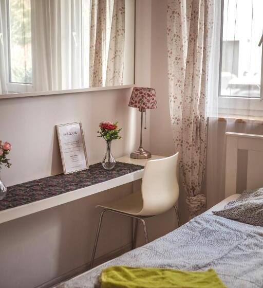 اتاق استاندارد, 4 Couples & 4 Friends Hostel