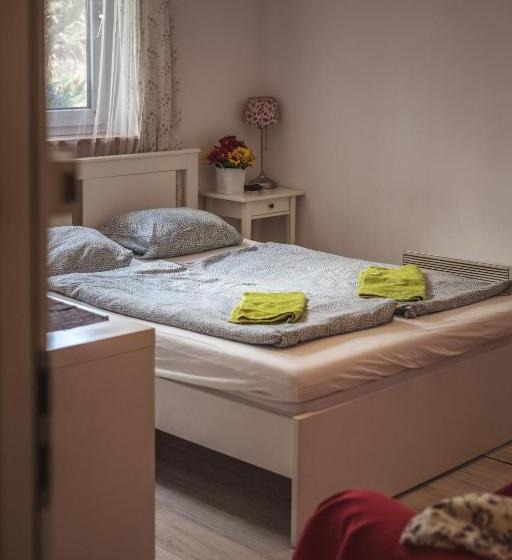 اتاق استاندارد, 4 Couples & 4 Friends Hostel