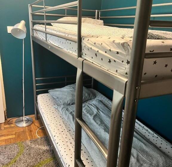 اتاق استاندارد با تخت‌های تاشو, 4 Couples & 4 Friends Hostel